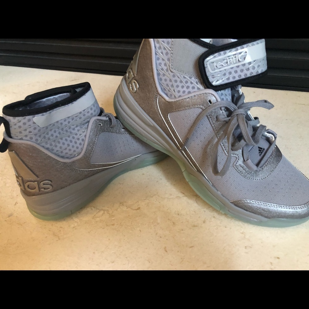 NWOT- Adidas techfit basketball sneakers